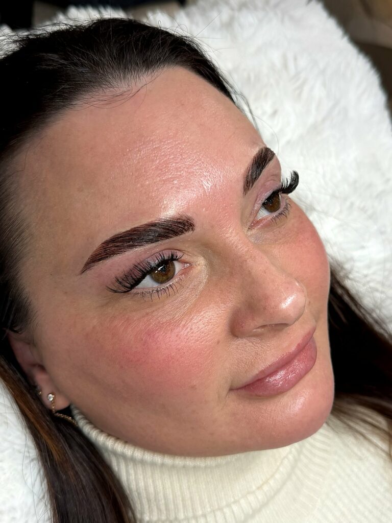 Brow lift et rehaussement de cils avec teinture